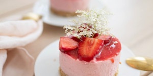 Beitragsbild des Blogbeitrags Sommerliche Erdbeer-Joghurt Torte mit Holunderblütensirup – ganz ohne Backen!