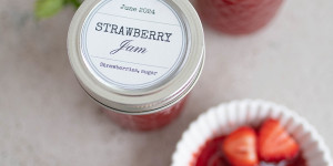 Beitragsbild des Blogbeitrags Erdbeermarmelade einkochen: Klassiker und kreative Varianten mit Lavendel, Orange und Basilikum