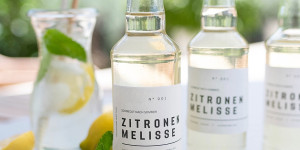Beitragsbild des Blogbeitrags Schmeckt nach Sommer: Rezept für Zitronenmelissensirup + Etiketten Download