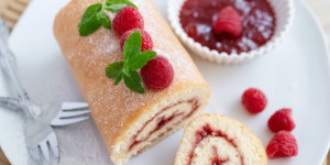 Beitragsbild des Blogbeitrags Rezept für Biskuitroulade mit Marmelade – ein einfacher Kuchenklassiker 