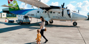 Beitragsbild des Blogbeitrags Fliegen mit Baby & Kleinkind: Tipps für einen entspannten Langstreckenflug