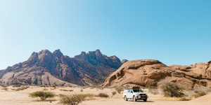 Beitragsbild des Blogbeitrags Namibia mit Kindern: Guide & Reisetipps mit Baby & Kleinkind