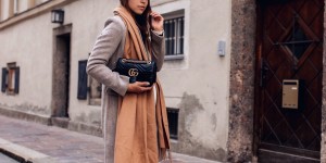 Beitragsbild des Blogbeitrags It’s all about ankle boots: Herbst Outfit mit Wollmantel, Strickpullover & schwarzen Stiefeletten 