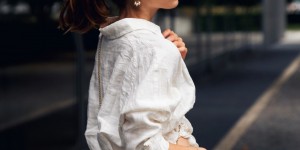 Beitragsbild des Blogbeitrags All White Look: Sommer Outfit mit Leinenbluse und Denim Shorts 