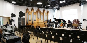 Beitragsbild des Blogbeitrags Ein Blick in die Anton Bruckner Privatuniversität … mit Ausblick über Linz.