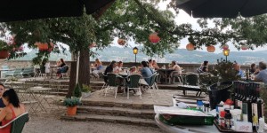Beitragsbild des Blogbeitrags Schattige Sommerfreuden im Gastgarten