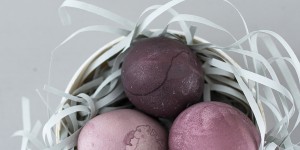 Beitragsbild des Blogbeitrags Oster-Deko-Tipp: Eier mit Holundersaft färben 