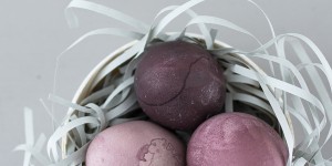 Beitragsbild des Blogbeitrags Oster-Deko-Tipp: Eier mit Holundersaft färben