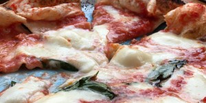 Beitragsbild des Blogbeitrags 1:30 | eine.minute.dreißig | pizza in vollendeter form 
