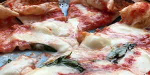 Beitragsbild des Blogbeitrags 1:30 | eine.minute.dreißig | pizza in vollendeter form