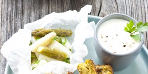 Beitragsbild des Blogbeitrags Brokkolilaibchen mit lauwarmem Spargelsalat