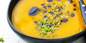 Beitragsbild des Blogbeitrags Schnelle 15 Minuten Kürbissuppe – einmal klassisch, einmal exotisch 