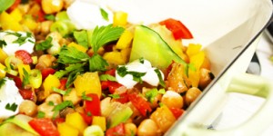 Beitragsbild des Blogbeitrags Einfache Gemüsepfanne mit Kichererbsen und Tahini