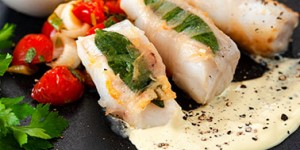 Beitragsbild des Blogbeitrags Saltimbocca vom Kabeljau mit mediterranem Ofengemüse und Aioli