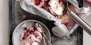 Beitragsbild des Blogbeitrags Sauerrahmeis mit Granatapfelkernen und Tonkabohne