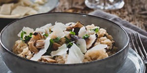 Beitragsbild des Blogbeitrags Steinpilzrisotto mit getrockneten Steinpilzen und Parmesan
