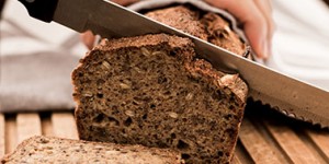 Beitragsbild des Blogbeitrags Schnelles Dinkel-Vollkornbrot mit Leinsamen und Sonnenblumenkernen