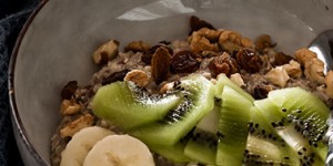 Beitragsbild des Blogbeitrags Ballaststoffreiches Birchermüsli mit Früchten und Nüssen