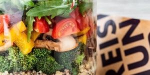 Beitragsbild des Blogbeitrags Quinoa-Pilz-Salat mit gebratenem Brokkoli, Paprika, Tomaten und Rucola 