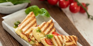 Beitragsbild des Blogbeitrags Toast Caprese mit Basilikumpesto