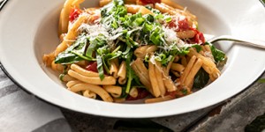 Beitragsbild des Blogbeitrags Casarecce mit geschmorten Kirschtomaten, Spinat und Bärlauch