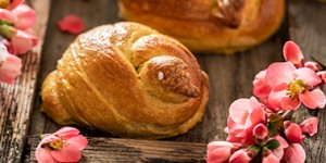 Beitragsbild des Blogbeitrags Briocheküken aus Germteig (Hefeteig)