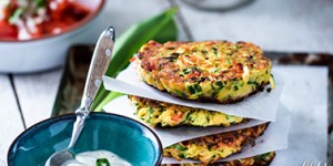 Beitragsbild des Blogbeitrags Schnelle Zucchinipuffer mit Bärlauch und Kräuterdip