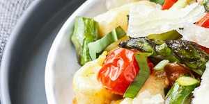 Beitragsbild des Blogbeitrags Gnocchi mit gebratenem Spargel, Bärlauch und Kirschtomaten