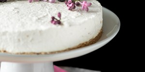 Beitragsbild des Blogbeitrags Einfache Joghurttorte (no bake) mit Beeren