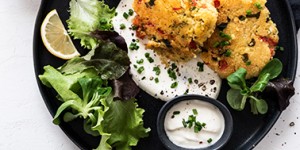 Beitragsbild des Blogbeitrags Hirselaibchen mit Gemüse und Sauerrahmdip