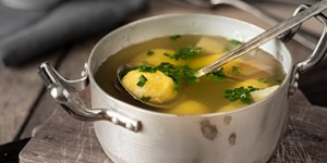 Beitragsbild des Blogbeitrags Grießnockerlsuppe nach Omas Rezept 