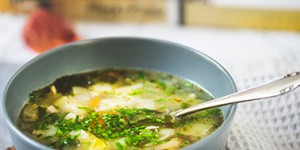 Beitragsbild des Blogbeitrags Einfache und gesunde Hühnersuppe