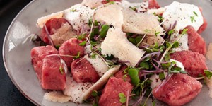 Beitragsbild des Blogbeitrags Rote Bete Gnocchi mit Dip aus Ziegenfrischkäse und Meerrettich