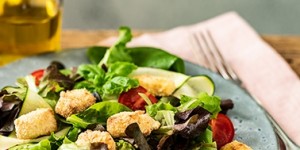 Beitragsbild des Blogbeitrags Blattsalat mit gebackenem Schafskäse