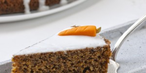 Beitragsbild des Blogbeitrags Saftige Karottentorte mit Birkenzucker und Zitronenglasur