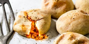 Beitragsbild des Blogbeitrags Schnelle Pizza Balls mit Schinken, Salami und Mozzarella