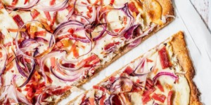 Beitragsbild des Blogbeitrags Elsässer Flammkuchen mit roten Zwiebeln