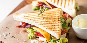 Beitragsbild des Blogbeitrags Club Sandwich mit Hühnchen und Aioli 