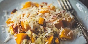 Beitragsbild des Blogbeitrags Risotto mit Kürbis und Speck aus dem Ofen