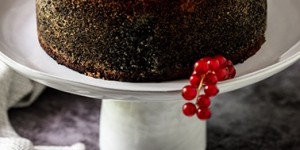 Beitragsbild des Blogbeitrags Saftige Mohntorte mit Birne und Ribiselschaum