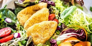 Beitragsbild des Blogbeitrags Herbstlicher Salat mit knusprigen Kartoffel Kürbis Ecken
