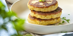 Beitragsbild des Blogbeitrags Topfenlaibchen mit Kartoffeln und Kräuterdip