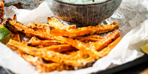 Beitragsbild des Blogbeitrags Süßkartoffelpommes mit Dip aus Avocado und Spirulina 