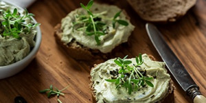 Beitragsbild des Blogbeitrags Frühlingshafter Kernölaufstrich mit Topfen (Quark)