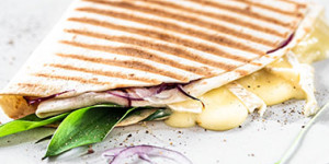 Beitragsbild des Blogbeitrags Vegetarischer Tortilla Wrap mit Brie und Bärlauch