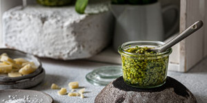 Beitragsbild des Blogbeitrags Blitzschnelles Pesto mit Bärlauch 