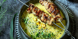 Beitragsbild des Blogbeitrags Cremige Maissuppe mit Polenta und Putenspießen