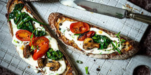 Beitragsbild des Blogbeitrags Mediterraner Aufstrich mit Champignons, Spinat und Kirschtomaten