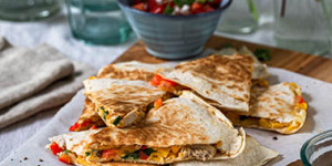 Beitragsbild des Blogbeitrags Quesadilla mit Guacamole und Tomatensalsa 