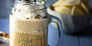 Beitragsbild des Blogbeitrags Gerührter Eiskaffee mit selbstgemachten Hippen